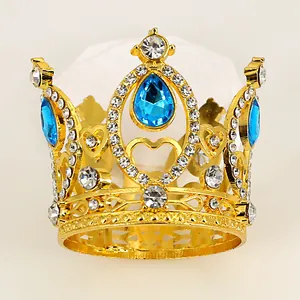 Elegante Kinderkrone in Gold mit blauen Strasssteinen und herzförmigem Hohlmuster-Design