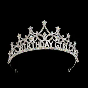 Détail du diadème d'anniversaire argenté avec strass colorés et lettrage Birthday Girl