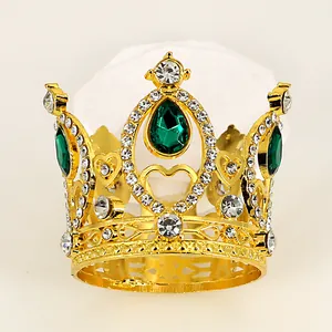 Detailansicht der goldenen Krone mit grünen Tropfensteinen und weißen Strasssteinen