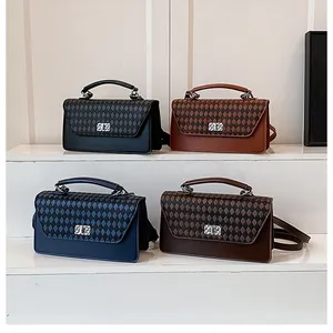 Quatre sacs bandoulière vintage affichés sur des marches blanches avec boucles métalliques
