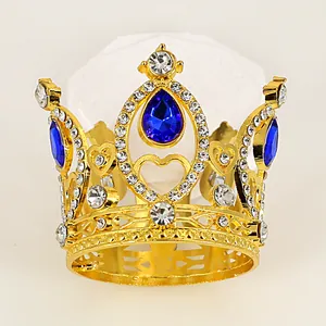 Detailansicht eines goldenen Diadems mit großem blauen Wassertropfen-Stein und weißen Kristallen
