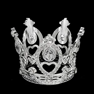 Detailaufnahme eines silbernen Strass-Tiaras mit Herzmustern auf schwarzem Hintergrund