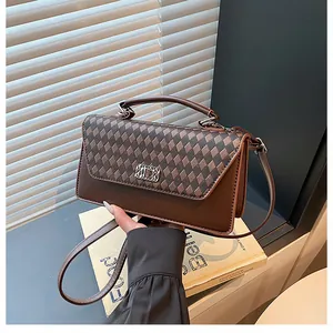 Détail du sac vintage marron à damier avec fermoir argenté et bandoulière réglable
