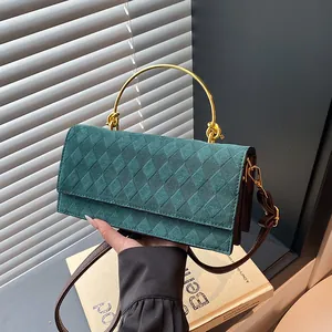 Donkergroene suède crossbodytas met ruitjespatroon en gouden ronde metalen handvat