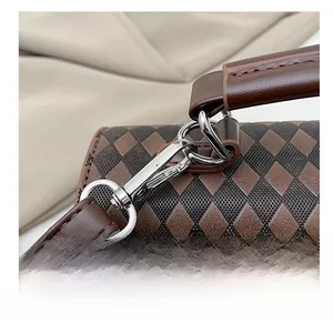 Détail des crochets en métal argenté et de la texture en cuir matelassé marron