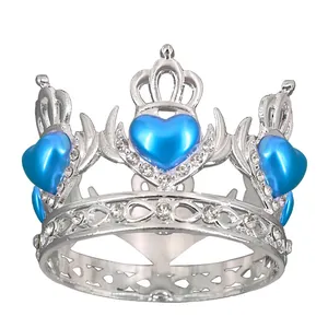 Tiara de corona de aleación plateada con tres gemas azules de corazón y brillantes