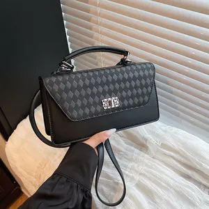 Sac à main carré noir classique avec rabat matelassé et fermoir métallique argenté