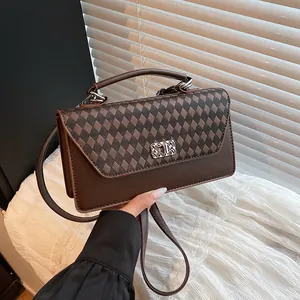 Sac à main vintage marron avec rabat à carreaux et fermoir rotatif en métal chic