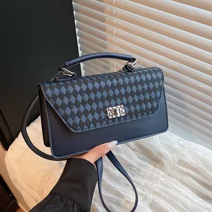 Sac à main bleu foncé rétro avec motif arlequin et fermoir rotatif argenté