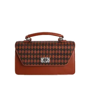 Sac à main marron en cuir avec rabat matelassé, fermoir argenté et poignée rigide