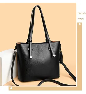 Détail du cabas en cuir grainé noir avec logo kangourou embossé et finitions argentées