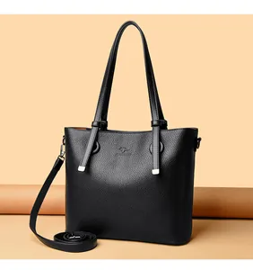Détail du sac cabas en cuir grainé noir avec ferrures argentées et logo kangourou