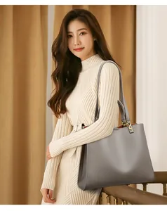 Detailaufnahme der grauen XL-Tote-Bag mit Litschistruktur-Leder und goldenen Metallschnallen