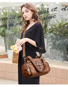 Détail du sac à main matelassé marron vintage avec pendentifs de fermeture éclair fleur