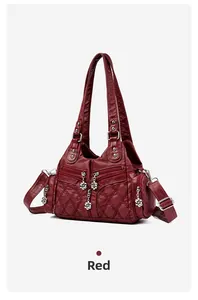 Détail du sac à main rouge en similicuir matelassé avec breloques fleurs argentées