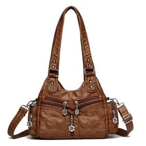 Sac moto vintage marron foncé en similicuir avec plusieurs poches et pendentifs