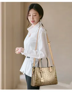 Borsa tote marrone stampa coccodrillo da donna con tracolla regolabile e manici tondi