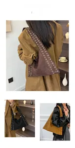 Vue détaillée de grands sacs portés épaule à rivets en daim, coloris café, noir et jaune