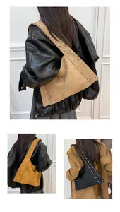 Détails de rivets et texture mate sur un sac porté épaule hobo style vintage