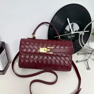 Borsa a mano bordeaux in pelle intrecciata con chiusura a scatto dorata