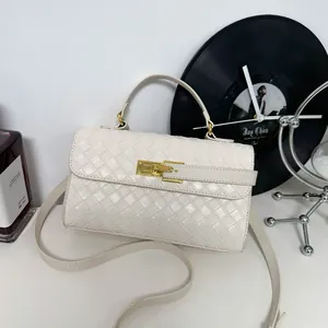Borsa a mano intrecciata bianco crema con chiusura dorata e tracolla regolabile donna