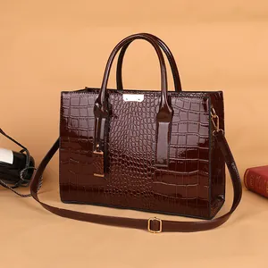 Borsa a mano marrone scuro goffrata coccodrillo in pelle verniciata con dettagli oro