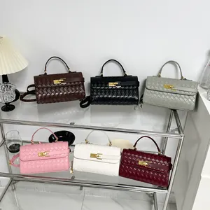 Borse da donna con trama intrecciata, chiusura girevole in metallo e manici in sei vari colori