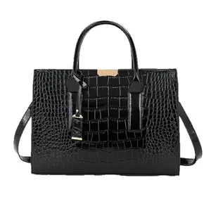 Borsa a mano classica nera goffrata coccodrillo con finiture dorate e doppi manici
