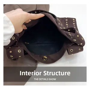 Vue intérieure du sac bandoulière en daim marron avec doublure et poche zippée