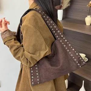 Sac seau marron à rivets avec œillets métalliques et design vintage minimaliste