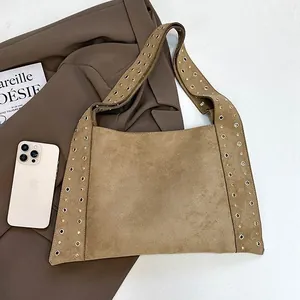 Sac à bandoulière kaki rétro avec rivets métalliques sur fond esthétique vintage