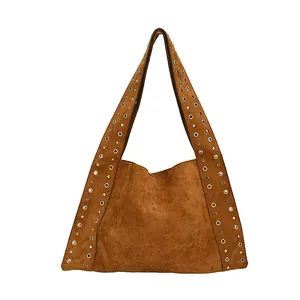 Sac fourre-tout en suédine marron avec œillets métalliques et design seau minimaliste