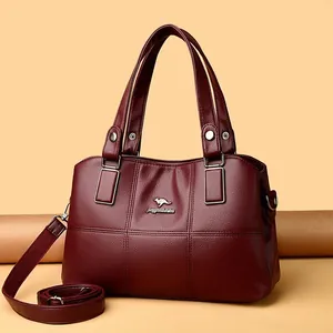 Sac à main rouge foncé motif litchi avec logo kangourou en métal et bandoulière réglable