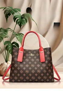 Détail du sac cabas en cuir de vachette de luxe avec imprimé et anses rouges
