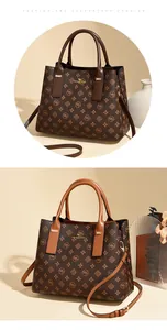 Détails du sac à main vintage en cuir marron avec imprimé monogramme et logo en métal