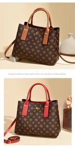 Détail de sacs à main à monogramme avec poignées et bandoulières réglables amovibles