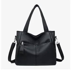 Dettaglio borsa tote in pelle nera a grana di litchi con finiture in metallo argento
