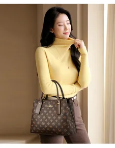 Détail d'un sac cabas marron foncé avec imprimé kangourou et finitions en métal doré
