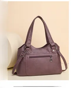 Détail du grand sac cabas en cuir lavé violet foncé avec doubles poignées pour femmes