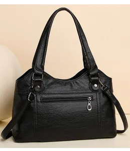 Détail du sac cabas noir en cuir PU lavé montrant la texture fine et la poche zippée argentée