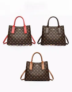 Détails des sacs à main à imprimé en rouge, marron et kaki avec finitions dorées