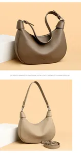 Detalle de bolsos hobo de cuero granulado en marrón oscuro y beige con herrajes plateados