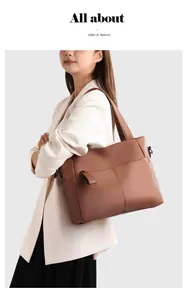 Dettaglio della borsa tote marrone in pelle martellata con cuciture e cerniera moda