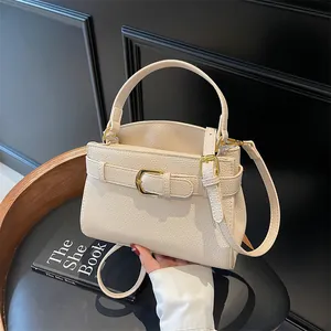 Sac à main en cuir grainé crème avec boucle dorée et bandoulière réglable chic