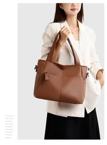 Dettaglio della borsa tote in pelle marrone con grana fine e finiture metalliche