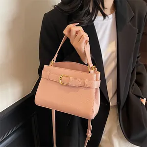 Sac à main français de luxe en cuir rose clair avec boucle dorée et bandoulière