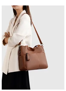 Dettaglio della borsa tote in pelle martellata caramello con tracolla regolabile