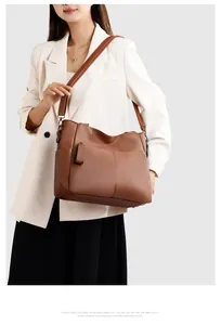Dettaglio della borsa tote in pelle marrone con grana e accessori in metallo scuro