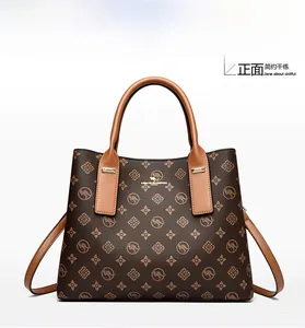 Détail du sac cabas avec motif monogramme marron et finitions du logo doré élégant