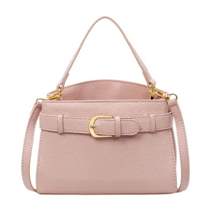 Sac à main rose en cuir grainé avec boucle dorée et bandoulière amovible chic